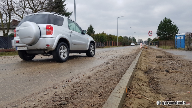 4/22 Dziurawa ul. Żwirowa. Końca prac nie widać