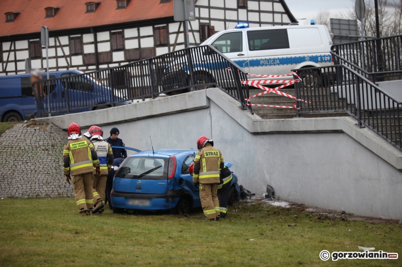 4/6 Pijany kierowca opla przebił barierki na rondzie
