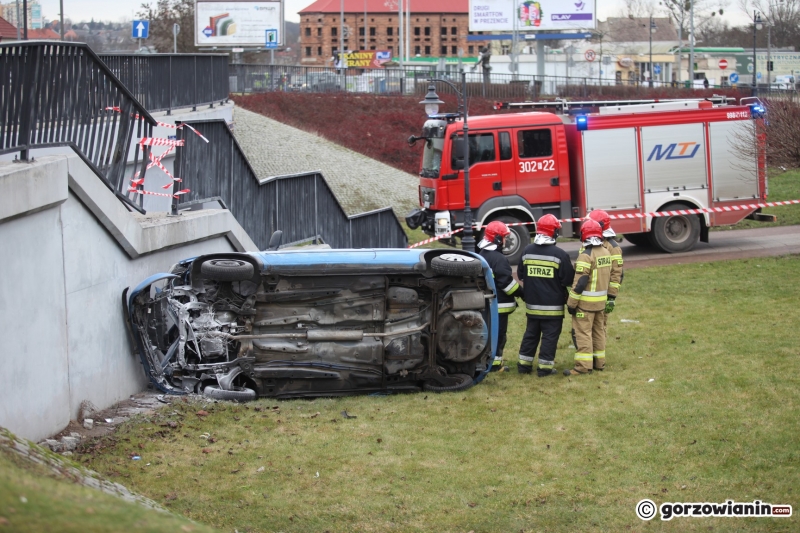 5/6 Pijany kierowca opla przebił barierki na rondzie