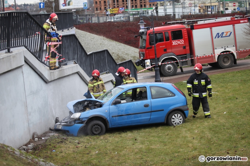 6/6 Pijany kierowca opla przebił barierki na rondzie