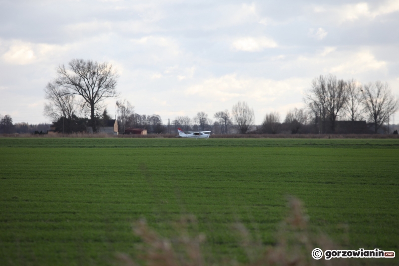 5/6 Awaryjne lądowanie samolotu Tecnam na polu