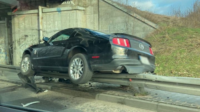 5/7 Ford mustang wjechał na barierki w Kostrzynie nad Odrą
