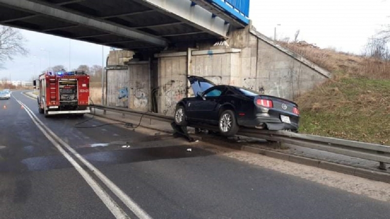 7/7 Ford mustang wjechał na barierki w Kostrzynie nad Odrą