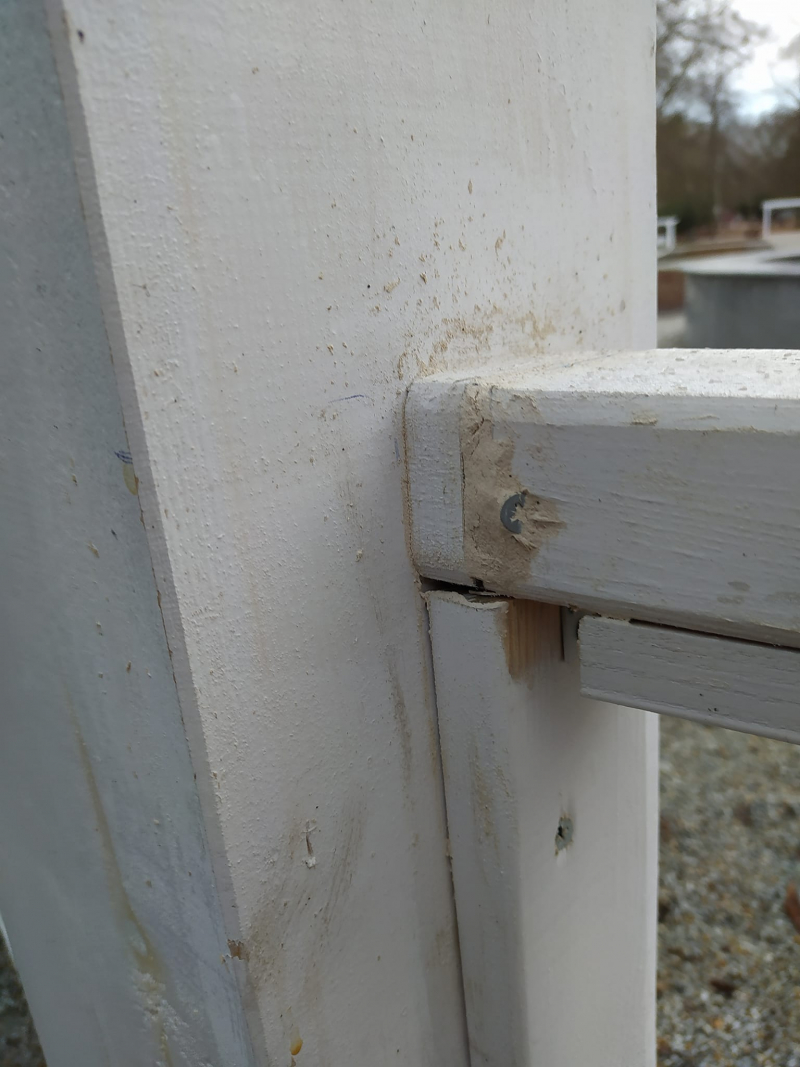 4/6 Z białych pergoli w parku Róż schodzi farba