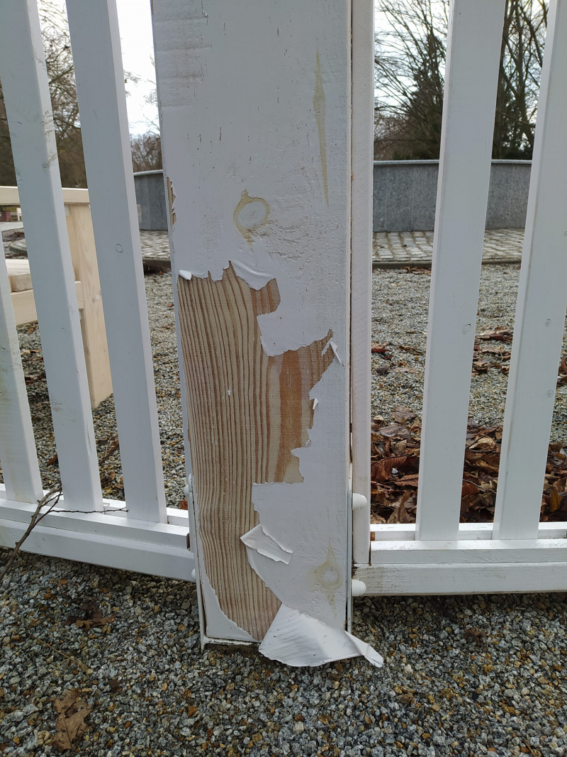 5/6 Z białych pergoli w parku Róż schodzi farba