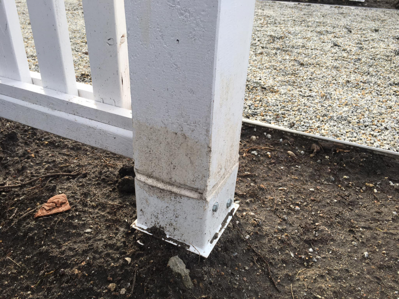 6/6 Z białych pergoli w parku Róż schodzi farba