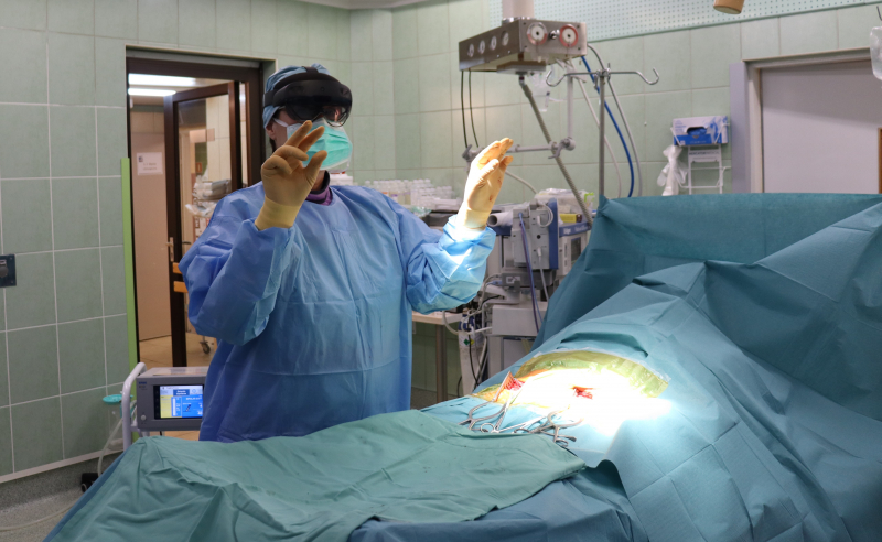 3/7 Nowatorska operacja w szpitalu przy użyciu hologramu i gogli 3D