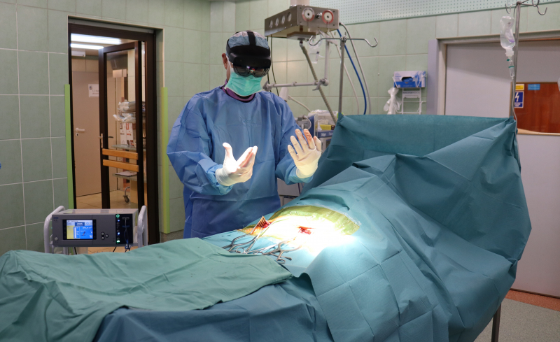 4/7 Nowatorska operacja w szpitalu przy użyciu hologramu i gogli 3D