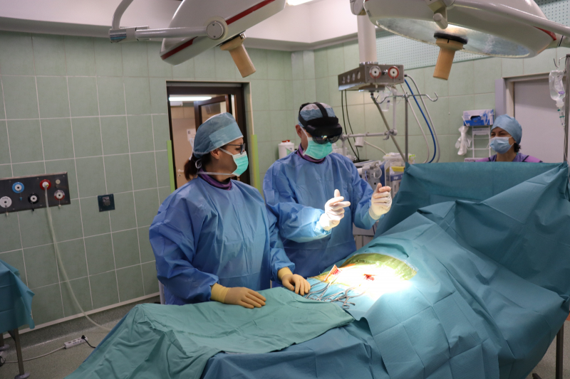 6/7 Nowatorska operacja w szpitalu przy użyciu hologramu i gogli 3D