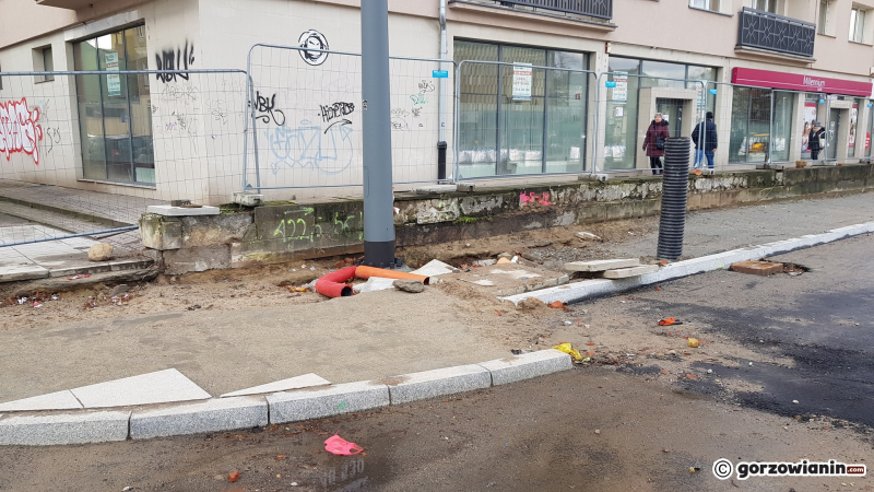 4/4 Chodnikowy absurd na Chrobrego