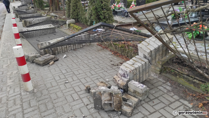 3/5 Zniszczone ogrodzenie cmentarza przy Żwirowej