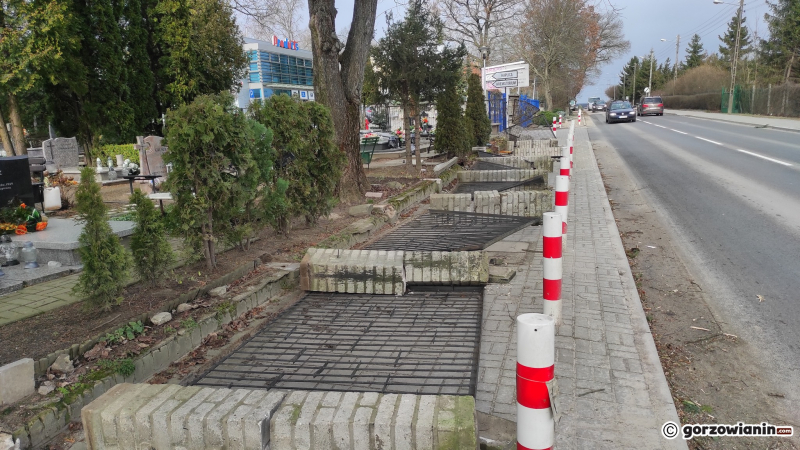 5/5 Zniszczone ogrodzenie cmentarza przy Żwirowej