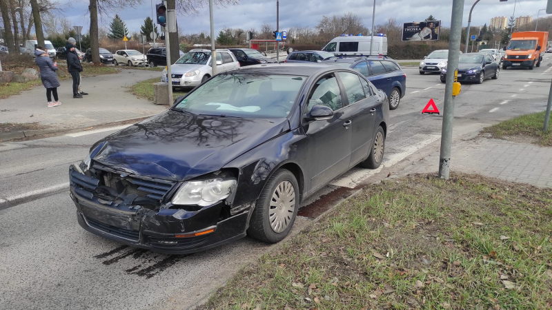 2/6 Zderzenie dwóch volkswagenów na skrzyżowaniu Kosynierów Gdyńskich - Żwirowa