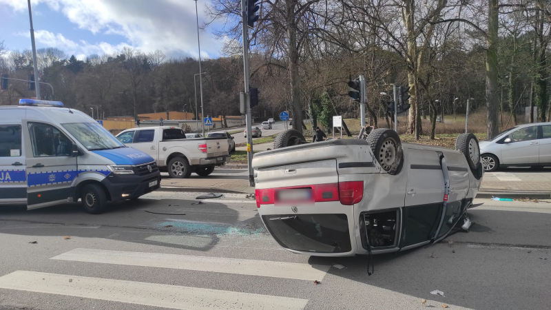 4/6 Zderzenie dwóch volkswagenów na skrzyżowaniu Kosynierów Gdyńskich - Żwirowa