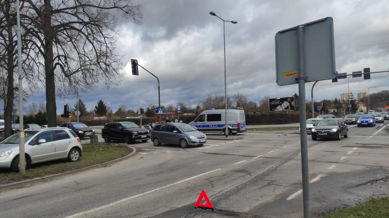 5/6 Zderzenie dwóch volkswagenów na skrzyżowaniu Kosynierów Gdyńskich - Żwirowa