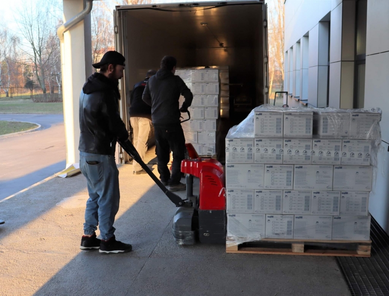 6/8 Ciężarówka pełna sprzętu medycznego wyruszyła do szpitala na Ukrainie