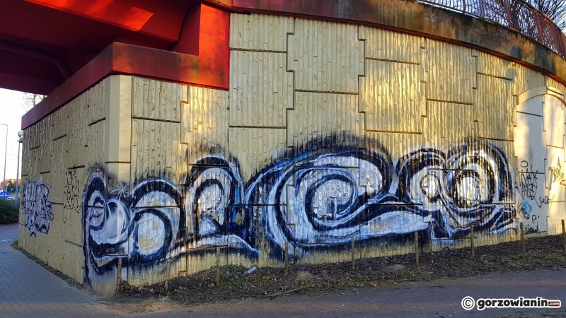 5/10 Pobazgrana kładka w parku Kopernika