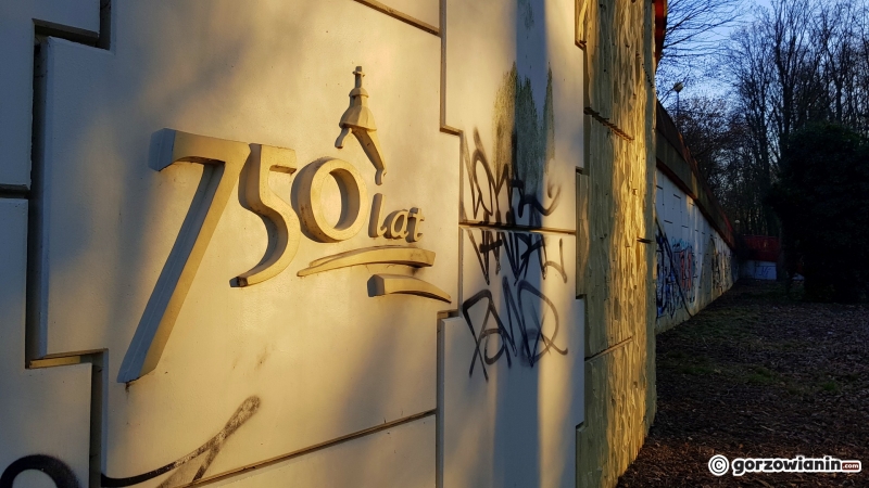 6/10 Pobazgrana kładka w parku Kopernika