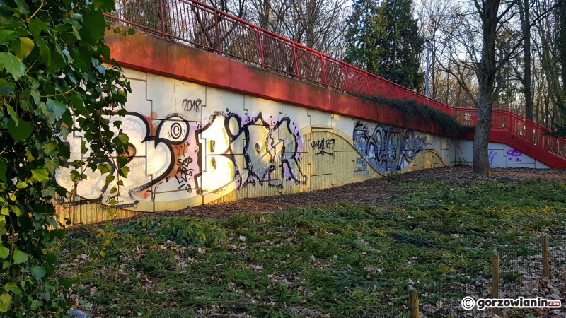 7/10 Pobazgrana kładka w parku Kopernika