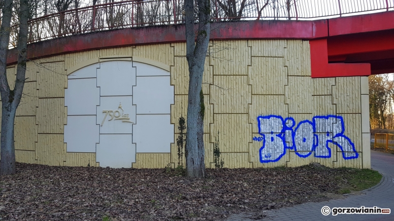 8/10 Pobazgrana kładka w parku Kopernika