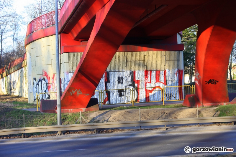 9/10 Pobazgrana kładka w parku Kopernika