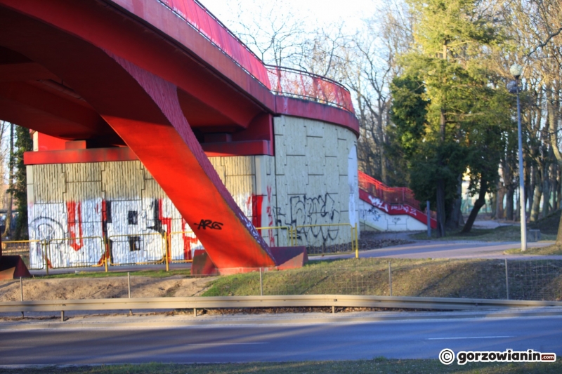10/10 Pobazgrana kładka w parku Kopernika