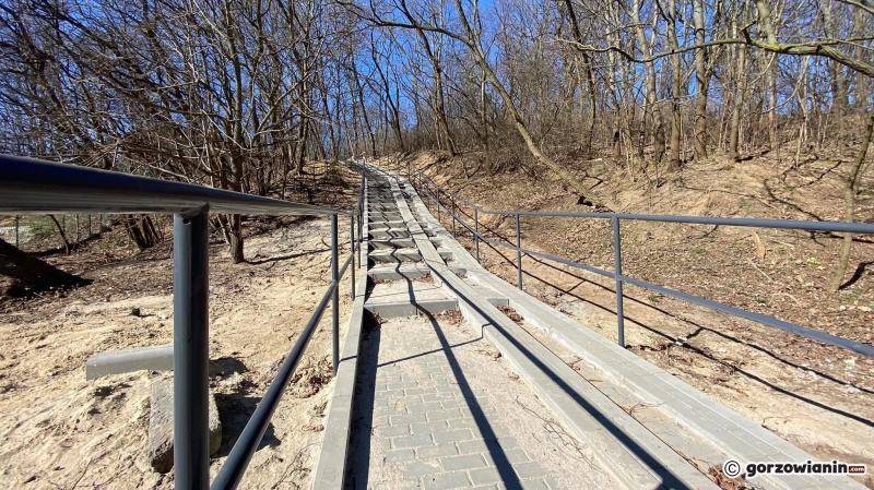 3/4 Wyremontowane schody w parku Słowiańskim