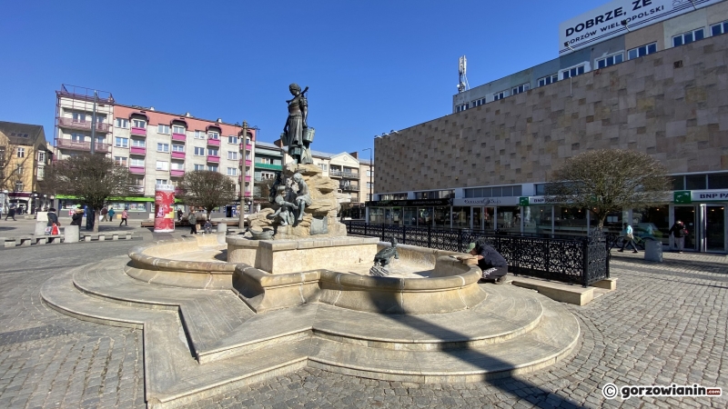 7/8 Remont fontanny Pauckscha na Starym Rynku