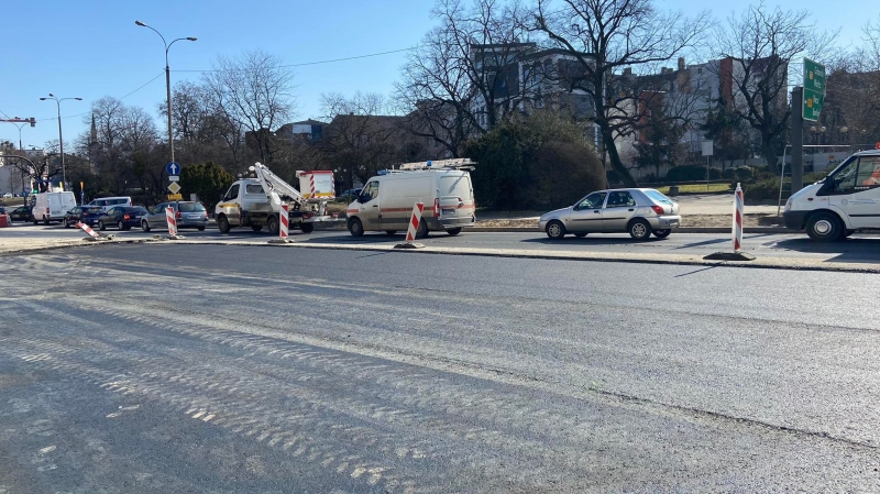 3/10 Układanie pierwszej warstwy asfaltu na Chrobrego, Jagiełły i Wybickiego