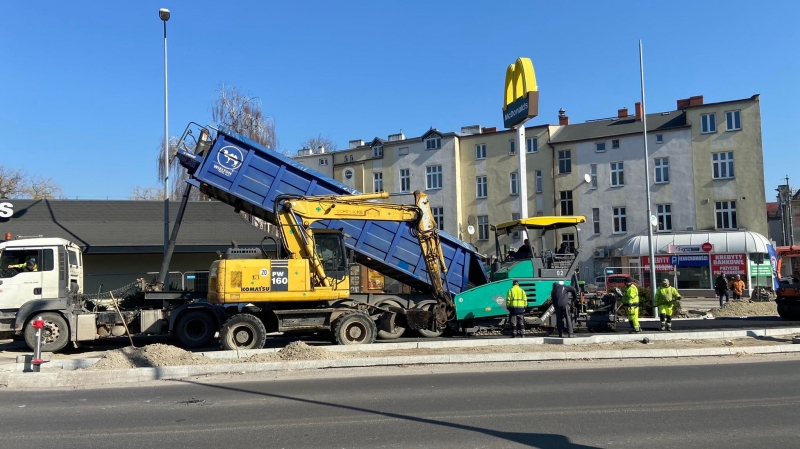 4/10 Układanie pierwszej warstwy asfaltu na Chrobrego, Jagiełły i Wybickiego