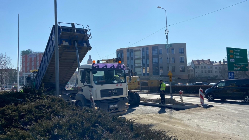 5/10 Układanie pierwszej warstwy asfaltu na Chrobrego, Jagiełły i Wybickiego