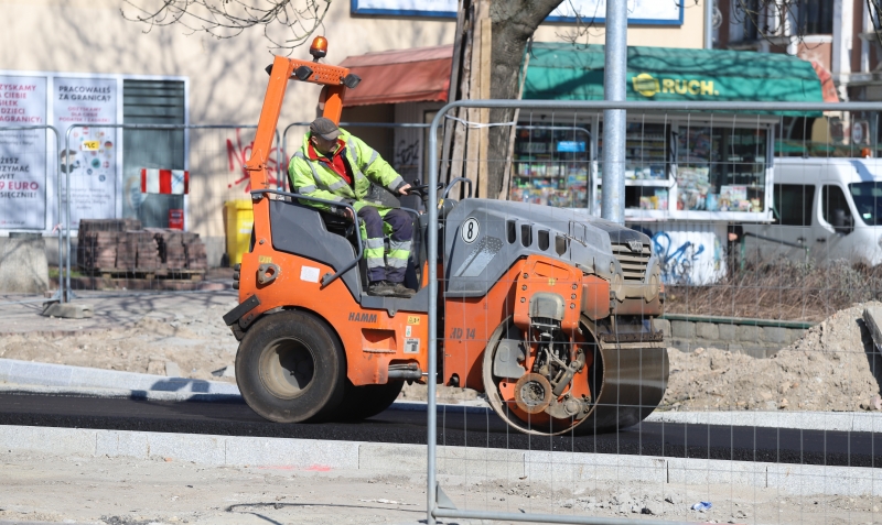 6/10 Układanie pierwszej warstwy asfaltu na Chrobrego, Jagiełły i Wybickiego