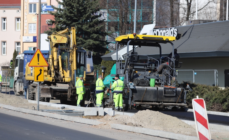 8/10 Układanie pierwszej warstwy asfaltu na Chrobrego, Jagiełły i Wybickiego