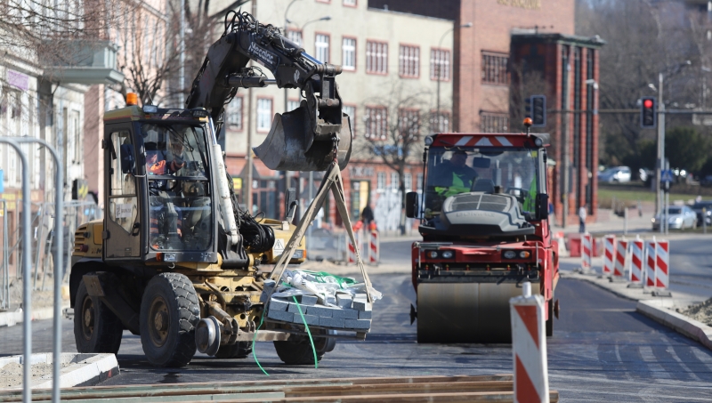 9/10 Układanie pierwszej warstwy asfaltu na Chrobrego, Jagiełły i Wybickiego