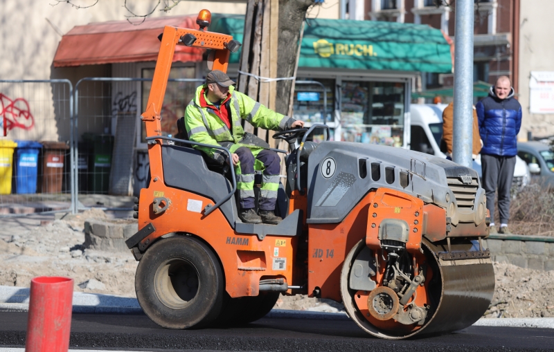 10/10 Układanie pierwszej warstwy asfaltu na Chrobrego, Jagiełły i Wybickiego