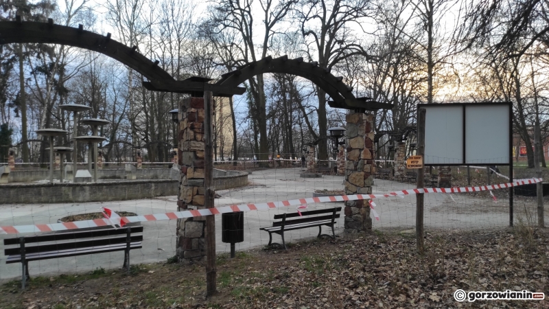 3/8 Rozpoczęły się prace przy remoncie fontanny w parku Kopernika