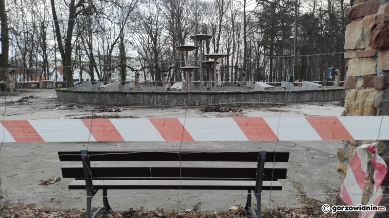 5/8 Rozpoczęły się prace przy remoncie fontanny w parku Kopernika