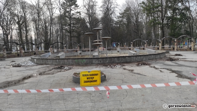 7/8 Rozpoczęły się prace przy remoncie fontanny w parku Kopernika