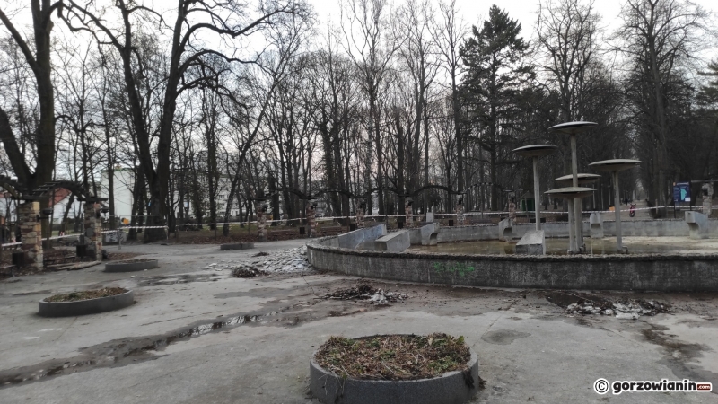 8/8 Rozpoczęły się prace przy remoncie fontanny w parku Kopernika