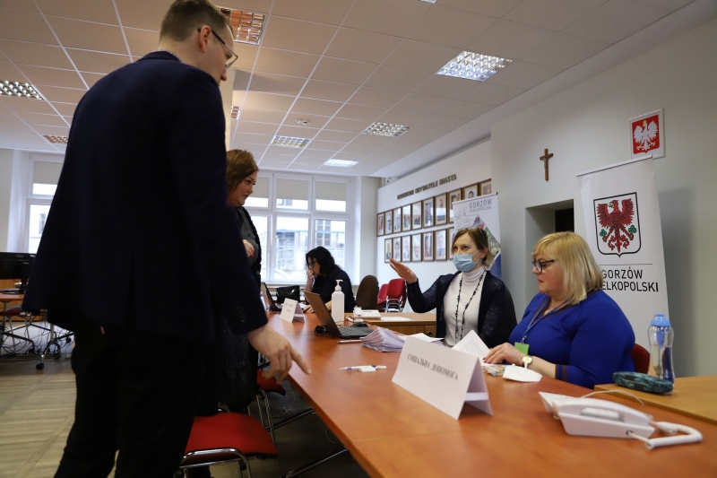 4/10 Punkt wsparcia uchodźców z Ukrainy w sali sesyjnej Urzędu Miasta Gorzowa