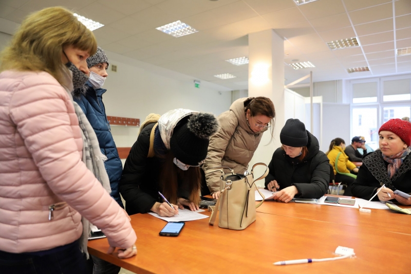 8/10 Punkt wsparcia uchodźców z Ukrainy w sali sesyjnej Urzędu Miasta Gorzowa