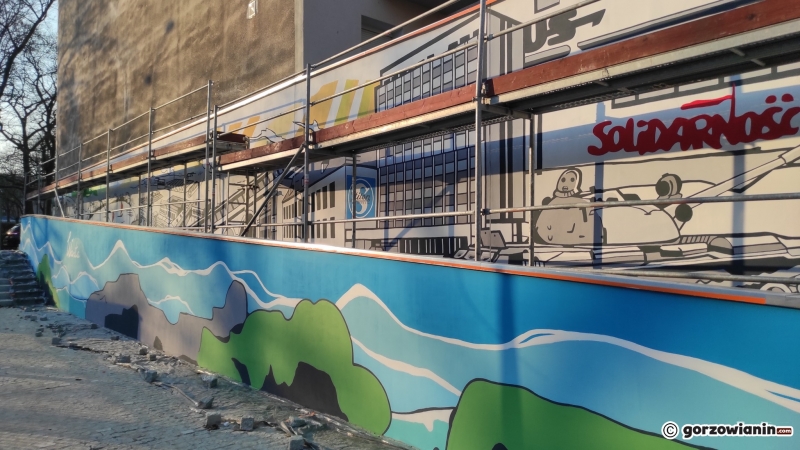 6/7 Nowy mural na kamienicy przy ul. Kosynierów Gdyńskich