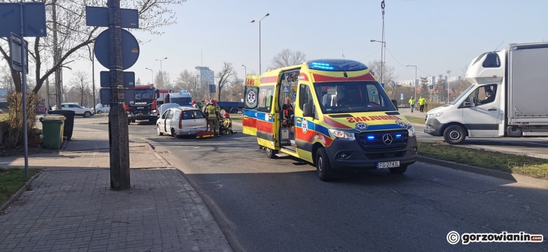 2/6 Zderzenie ciężarówki z osobówką na rondzie Wyszyńskiego