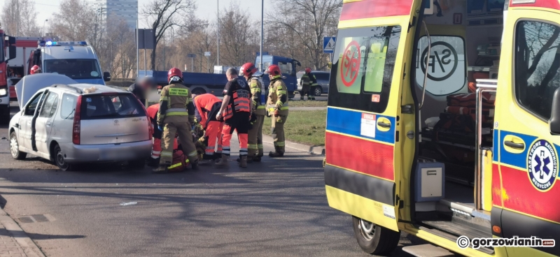 3/6 Zderzenie ciężarówki z osobówką na rondzie Wyszyńskiego