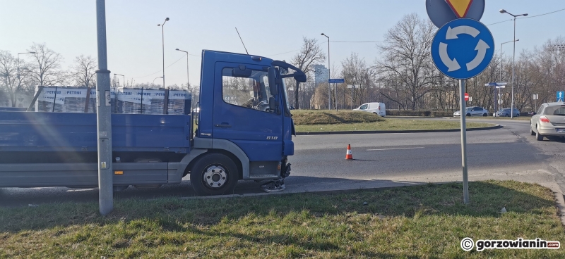 4/6 Zderzenie ciężarówki z osobówką na rondzie Wyszyńskiego