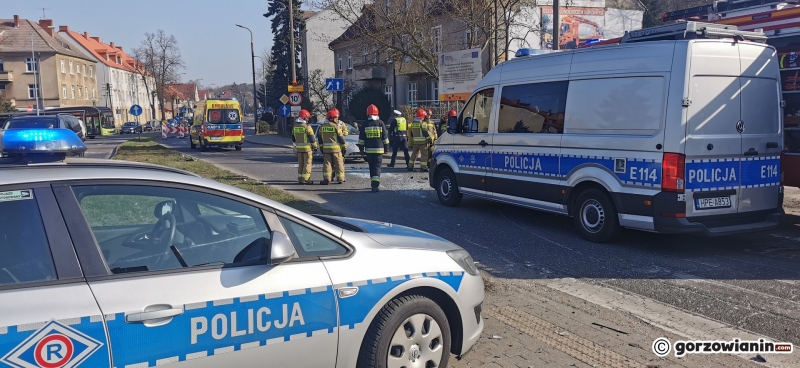 6/6 Zderzenie ciężarówki z osobówką na rondzie Wyszyńskiego
