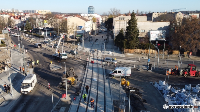 2/4 Kierowcy jeżdżą nową jezdnią koło Letniej