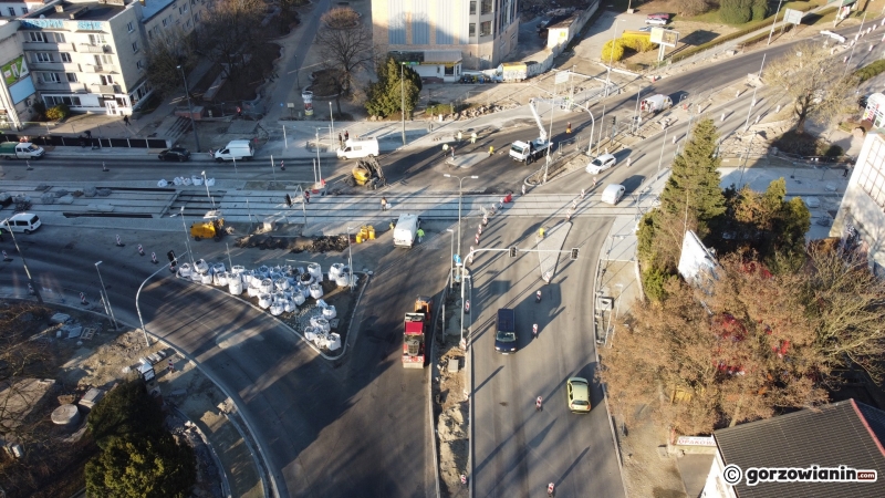 3/4 Kierowcy jeżdżą nową jezdnią koło Letniej