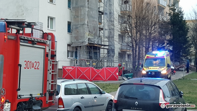 3/5 Mężczyzna skoczył z rusztowania na 9 piętrze na os. Piaski
