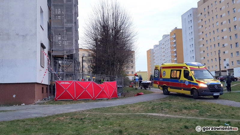 4/5 Mężczyzna skoczył z rusztowania na 9 piętrze na os. Piaski